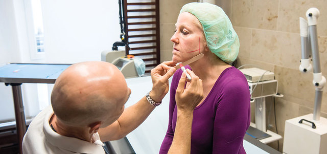 طريقة شد الوجه بالخيوط لا تصلح في حالات التجاعيد الكبيرة والبشرة الرقيقة للغاية والأنسجة المتهالكة بالفعل.  د.ب.أ