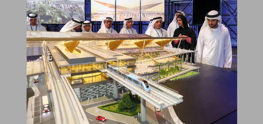 حمدان بن محمد خلال تدشينه مشروع «مسار 2020» الواصل إلى موقع «إكسبو». وام