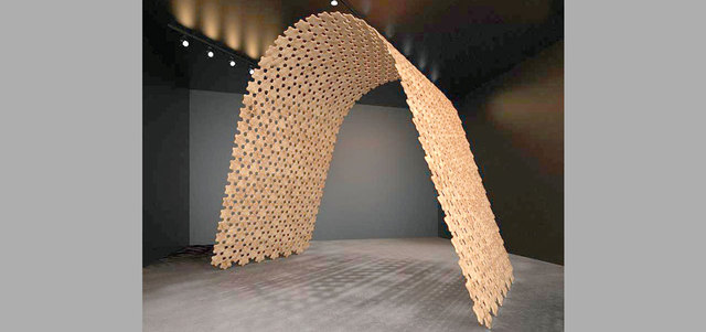 جناح فلسطين يسلط الضوء على مهنة حفر خشب الزيتون.  من المصدر