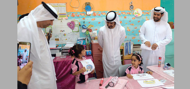 خليفة بن طحنون خلال زيارته مدارس لمتابعة دراسة أبناء الشهداء.

وام