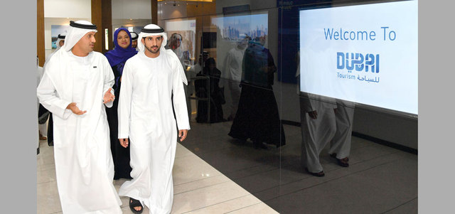 حمدان بن محمد خلال زيارته فريق عمل دائرة السياحة والتسويق التجاري في دبي. وام