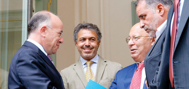 الوزير الفرنسي برنار كازنوف يستقبل عميد مسجد باريس. أ.ف.ب