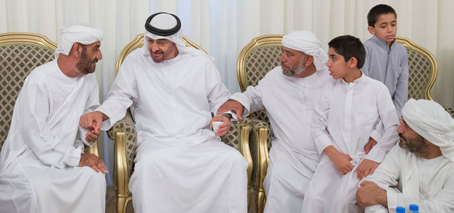 محمد بن زايد يتبادل الأحاديث مع والد الشهيد وإخوانه وأقاربه. وام