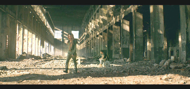 تدور أحداث فيلم «مختارون» حول مستقبل بائس يشهد انتشار الفوضى والصراعات نتيجة تلوث مصادر المياه. من المصدر