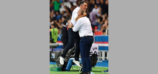 فرحة كبيرة للجهاز الفني لسانت إتيان بعد هدف التعادل في الدقيقة 92. أ.ف.ب