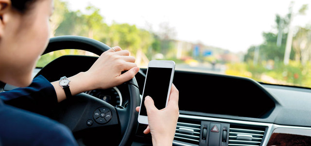 استخدام الهاتف أثناء القيادة قد يتسبب في حوادث مرورية بليغة.  أرشيفية