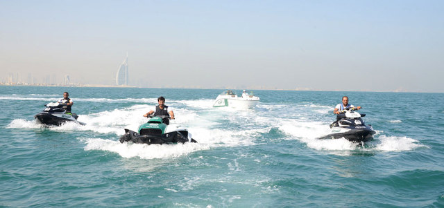 دوريات الإنقاذ البحري بشرطة دبي تنتشر بالشواطئ على مدار الساعة. من المصدر