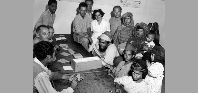 لاجئون يمنيون يتم تسجيلهم بمكتب حكومي في تل أبيب 1949. أرشيفية