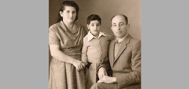 يهودا مع والديه بالتبني خلال طفولته. أرشيفية