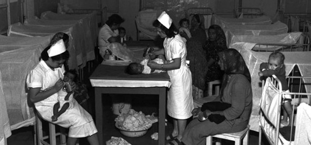 ممرضات يفحصن أطفالاً يمنيين في إسرائيل. أرشيفية