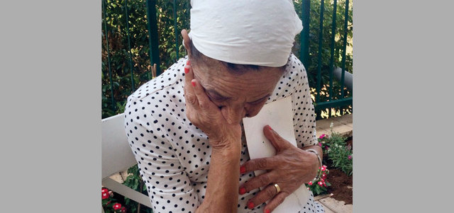 العجوز يونا تمتلئ عيناها بالدموع عندما تتحدث عن أختها غير الشقيقة التي خطفت منها.

أرشيفية