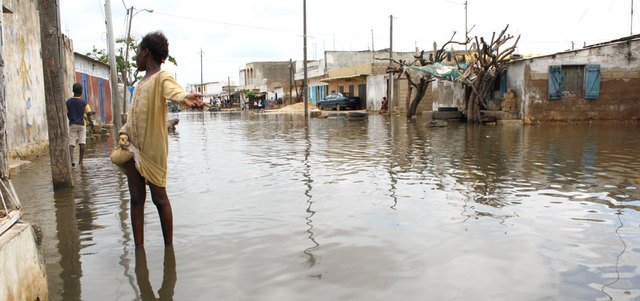 السكان يواجهون صعوبة في العيش بسبب مياه الفيضان. أرشيفية