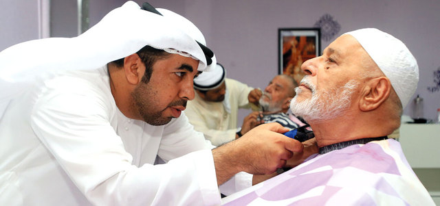 الاهتمام بالمسنين وتزيينهم في نادي ذخر الاجتماعي استعداداً للعيد. تصوير: باتريك كاستيلو