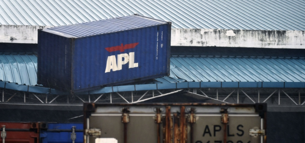 سرعة الرياح بداخل إعصار ميرانتي  إلى 216 كيلومترا في الساعة. الصور من أ ف ب