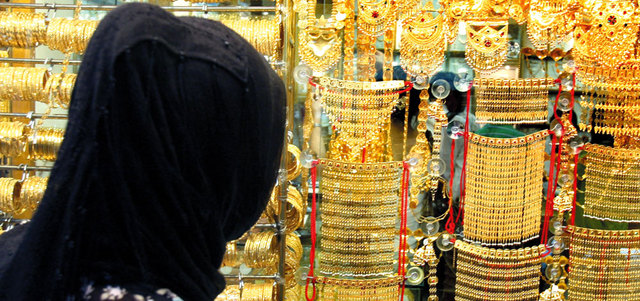 «مواصفات» تطالب المستهلكين بالحصول على فواتير شراء مفصّلة للمجوهرات والأحجار الثمينة. الإمارات اليوم