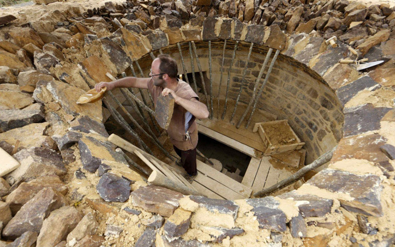 فنيون يعملون في موقع حصن دي غويديلون بالقرب من ترينتي في منطقة بورغوندي الفرنسية. الصور من أ ف ب