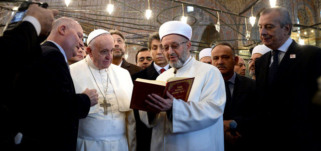 البابا في أحد مساجد تركيا.  أرشيفية