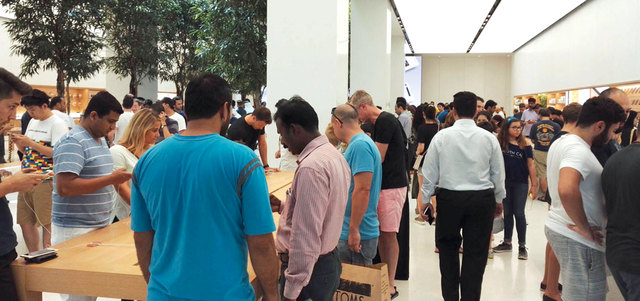 زحام أمام منافذ بيع «آي فون 7» خلال اليوم الأول لطرحه أمس. من المصدر