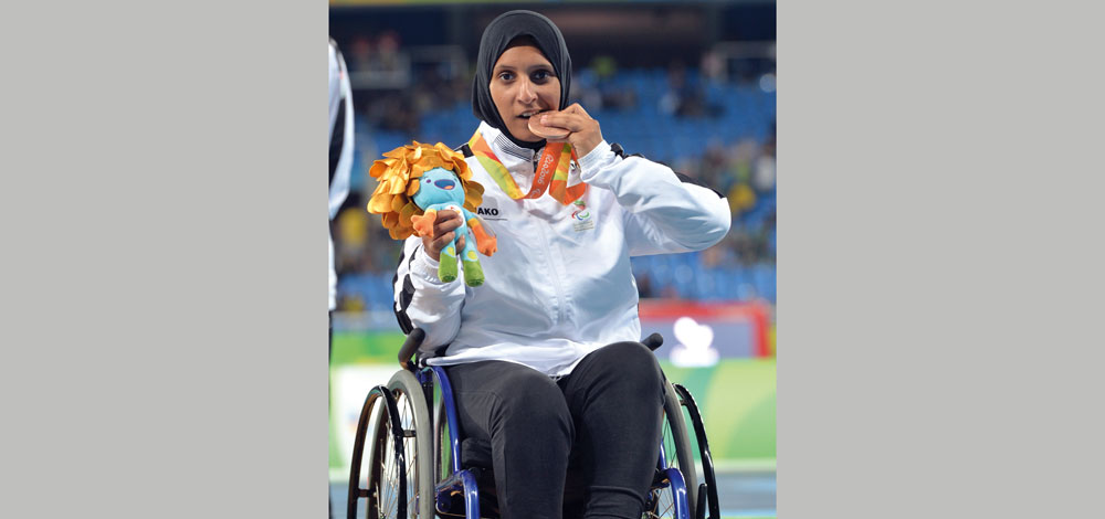 السناني تحتفل بالميدالية البرونزية. من المصدر