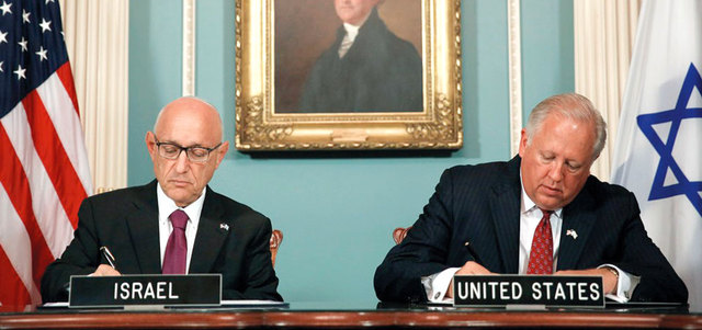 التوقيع على الاتفاقية.  رويترز