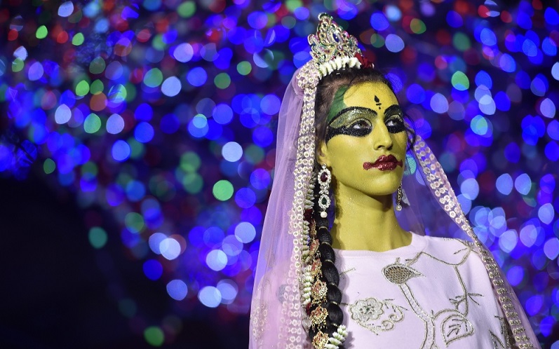 عرض مجموعة أزياء نسائية "غريبة" من فيودور الجولان خلال أسبوع الموضة في لندن. اي بي اي