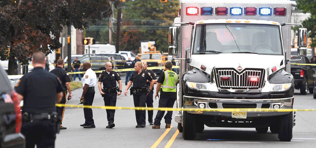 عناصر الشرطة يطوقون المكان الذي تم فيه القبض على منفذ هجوم نيويورك. أ.ف.ب