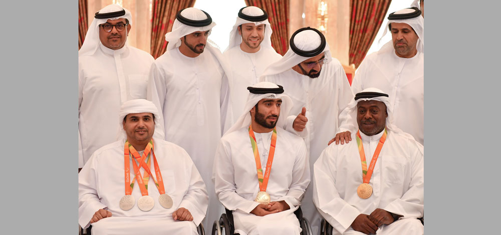 محمد بن راشد وحمدان بن محمد خلال استقبال أبطال الألعاب البارالمبية. وام