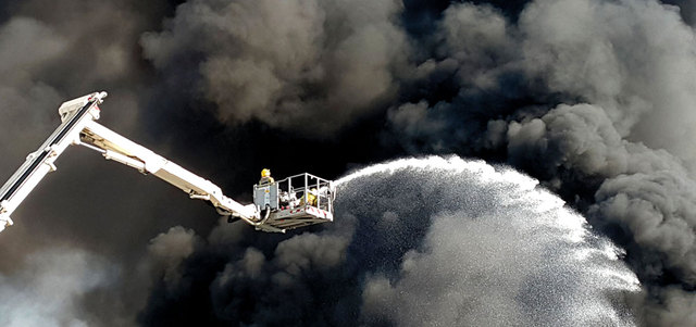 رجال الإطفاء بذلوا مجهوداً كبيراً في مكافحة النيران. تصوير: أسامة أبوغانم