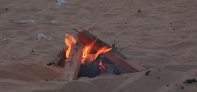 أثناء تمثيل حرق بقايا الجثة في موقع الجريمة. من المصدر