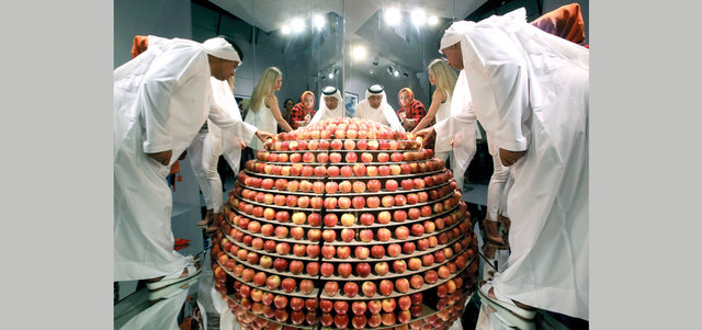 يمكن للجمهور أن يأخذوا التفاح أو أن يقضموه ويعيدوه، ما سينعكس على الشكل النهائي للعمل. تصوير: باتريك كاستيلو