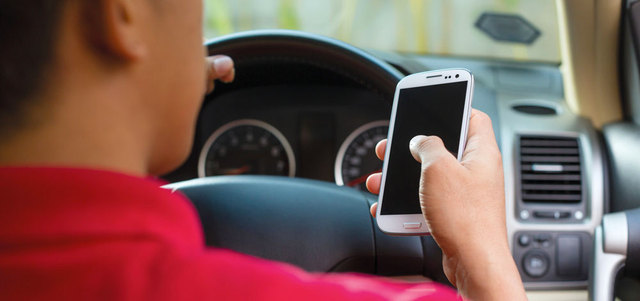 الانشغال بالهاتف أثناء القيادة يُفقد السائق تركيزه ويؤدي إلى حوادث بعضها جسيم. أرشيفية