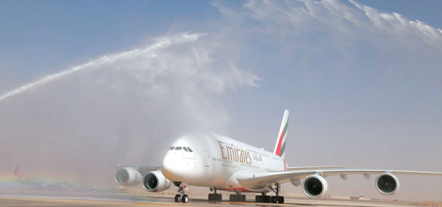 الطائرة لقيت فور هبوطها استقبالاً تقليدياً برشاشات المياه.  من المصدر