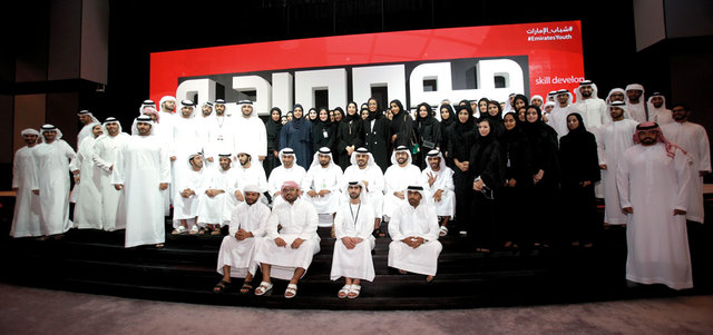 الكعبي والمزروعي تتوسطان جانباً من المشاركين في «برنامج 100 موجه». الإمارات اليوم