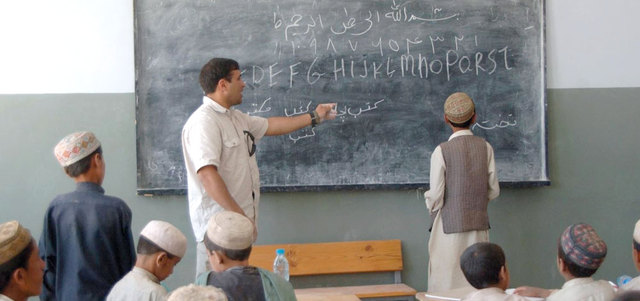 على الرغم من التعهد بإنفاق الأموال في بناء المدارس للأطفال  إلا أنها ظلت قليلة وسيئة وآيلة للسقوط. أرشيفية