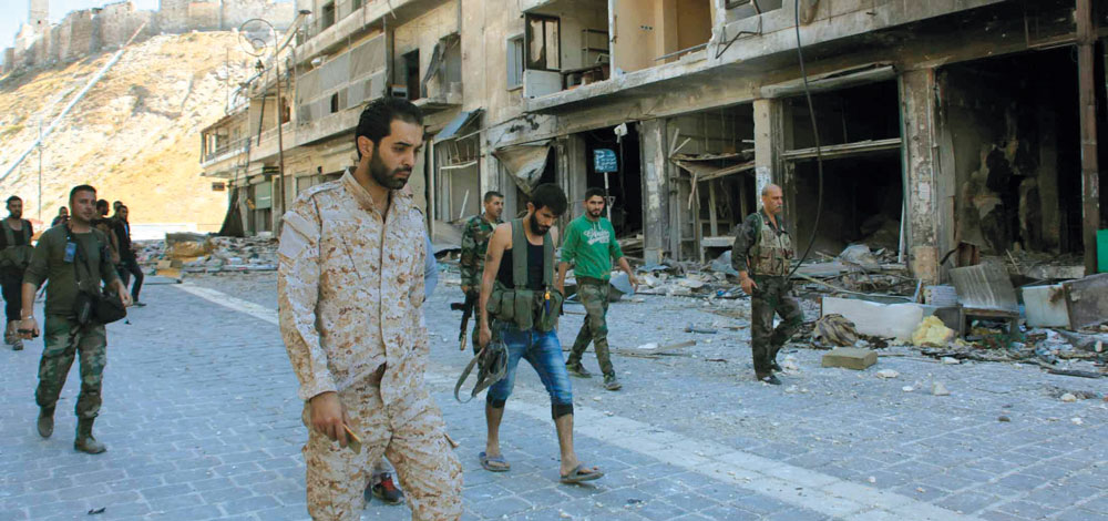 جنود من قوات النظام السوري بمنطقة الفرافرة شمال غرب قلعة حلب. أ.ف.ب