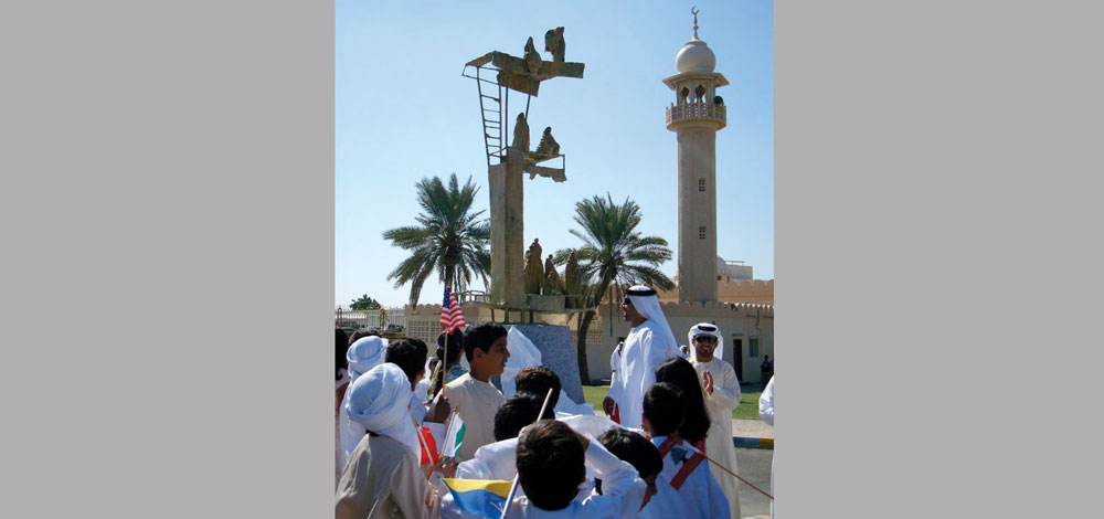 النُصب يضم منحوتات تجسّد كلمة «تسامح» باللغة الإنجليزية TOLERANCE. الإمارات اليوم