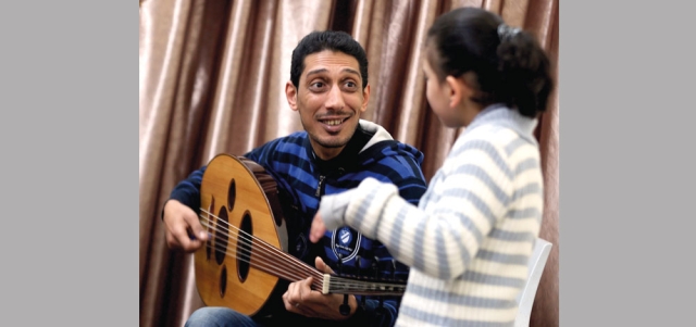 أطفال فلسطينيون من ذوي الإعاقة في المركز الوطني للتأهيل المجتمعي في مدينة غزة حيث الموسيقى علاج فعال. من المصدر