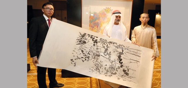 نهيان بن مبارك خلال افتتاح «المعرض» في قصر الإمارات بأبوظبي. تصوير: نجيب محمد