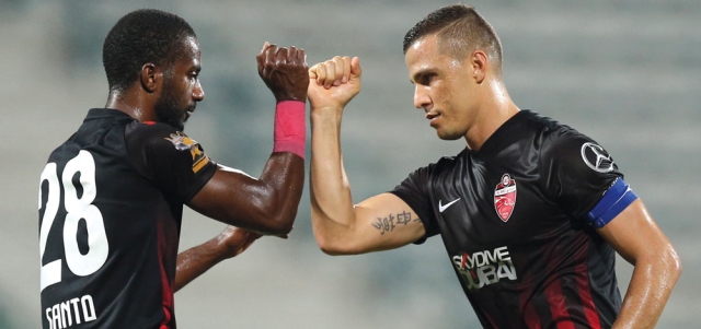 لاعبا الأهلي ليما وسانتو يحتفلان بالفوز على الشباب.