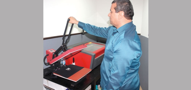 معاقون يعملون على أجهزة طباعة. من المصدر