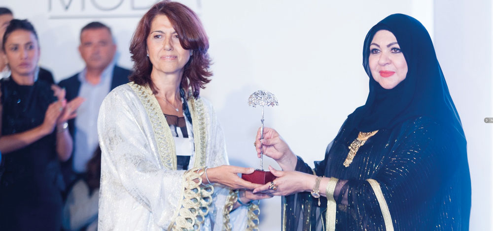 منى المنصوري خلال تسلمها الجائزة. من المصدر