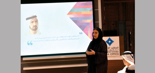 لبنى القاسمي خلال اللقاء الذي عُقد في مقر المكتب الإعلامي لحكومة دبي في إطار &laquo;جلسة مع مسؤول&raquo;. وام