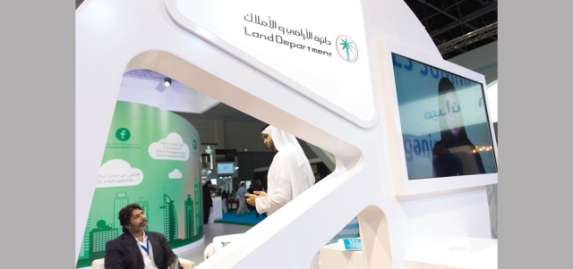 «أراضي دبي» أطلقت الخدمة الإلكترونية الجديدة الخاصة بتصاريح الإعلانات ضمن نظام «تراخيصي». تصوير: أحمد عرديتي