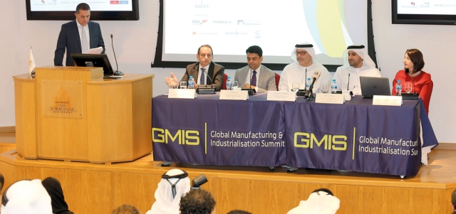 المشاركون في المؤتمر الصحافي أكدوا أن القمة ستركز ضمن فعالياتها على دعم المشروعات الصغيرة والمتوسطة وإزالة العراقيل أمامها. تصوير: إريك أرازاس