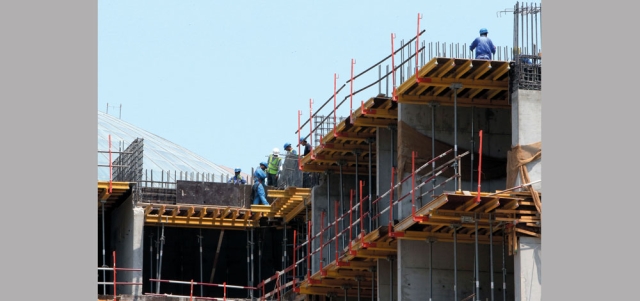 نسبة الحديد من الأعمال الإنشائية تختلف من مشروع لآخر. تصوير: نجيب محمد