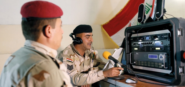 جنديان عراقيان يعملان في محطة إذاعية بقاعدة مخمور. رويترز