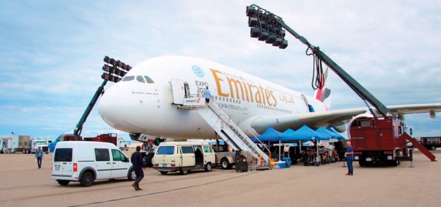 خلال تصوير الإعلان الجديد لجنيفر أنيستون على متن طائرة الإمارات A380. من المصدر