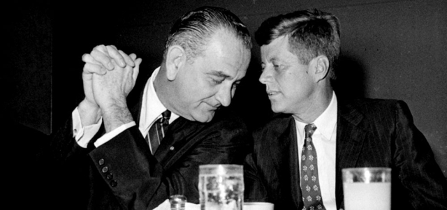 جونسون (يسار) خلف كينيدي بعد اغتياله في 1963. أرشيفية