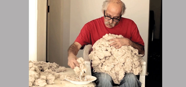 كوكبة من المثقفين والفنانين شاركوا في الأمسية التأبينية التي جاءت بعنوان «لمسة وفاء». تصوير: عبدالله حسن