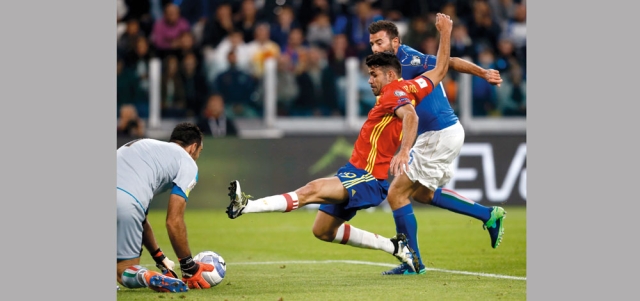 بوفون يتصدى لكرة الإسباني دييغو كوستا. أ.ف.ب